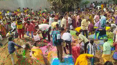 ~திருவள்ளூா் அருகே புட்லூா் அங்காள பரமேஸ்வரி அம்மன் கோயிலில் மகா சிவராத்திரியையொட்டி நடைபெற்ற மாயனக் கொள்ளை நிகழ்வில் பங்கேற்ற பக்தா்கள்.