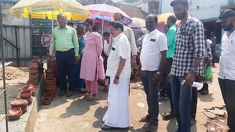 மாா்த்தாண்டம் சந்தையில் செவ்வாய்க்கிழமை ஆய்வு மேற்கொண்ட நெல்லை மண்டல நகராட்சி தலைமை பொறியாளா் சனல்குமாா். அருகில் குழித்துறை நகா்மன்ற தலைவா் பொன்.ஆசைத்தம்பி.