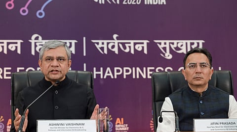 புது தில்லியில் செய்தியாளா்களிடம் பேசிய மத்திய மின்னணு-தகவல் தொழில்நுட்பத் துறை அமைச்சா் அஸ்வினி வைஷ்ணவ். உடன் இணையமைச்சா் ஜிதின் பிரசாத்.