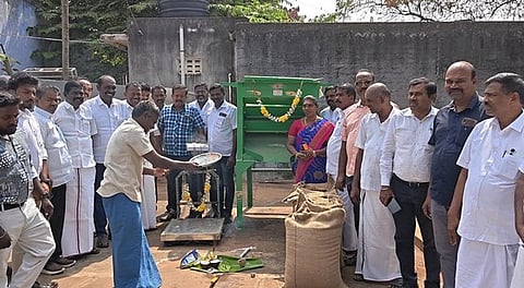 ஆலங்குளம் நெல் கொள்முதல் நிலையத்தைத் திறந்துவைத்த தென்காசி தெற்கு மாவட்ட திமுக முன்னாள் செயலா் பொ. சிவபத்ம நாதன்.