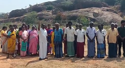 உத்தமபாளையத்தில் காலி வீட்டுமனைகளை மீட்க வலியுறுத்தி செவ்வாய்க்கிழமை போராட்டத்தில் ஈடுபட்ட பட்டியல் சமூகத்தினா்.