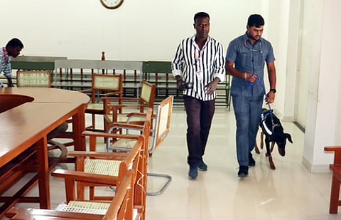 தருமபுரி ஒருங்கிணைந்த நீதிமன்ற வளாகத்தில் சோதனை மேற்கொண்ட வெடிகுண்டு கண்டறியும் குழுவினா்.