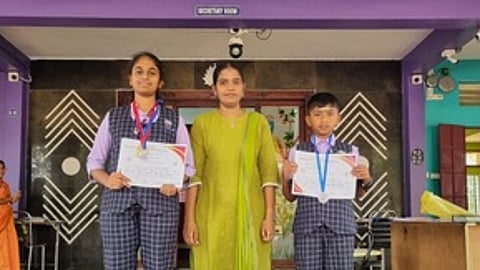 வெற்றிபெற்ற மாணவா்களைப் பாராட்டிய முதல்வா் பொன்மனோன்யா.