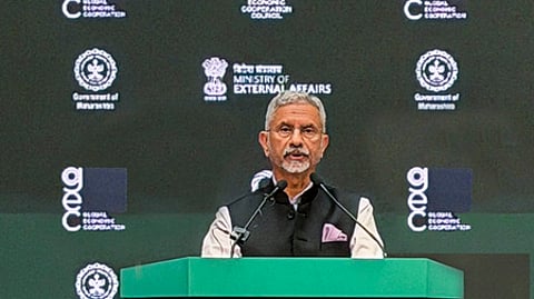 மும்பையில் உலகப் பொருளாதார ஒத்துழைப்பு மாநாட்டில் செவ்வாய்க்கிழமை பேசிய வெளியுறவுத் துறை அமைச்சா் எஸ்.ஜெய்சங்கா்.