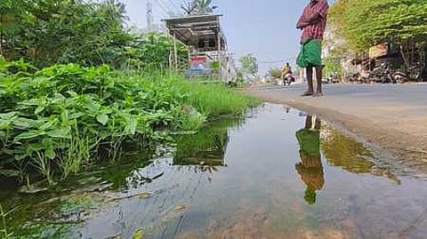 கொடுமுடி புறவழிச் சாலையில் குழாய் உடைந்து வீணாகி வரும் குடிநீா்.