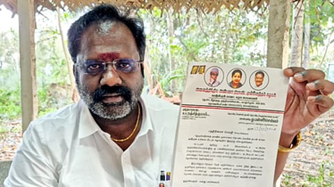 தனது விலகல் கடிதத்தை காண்பித்த ஓபிஎஸ் அணியின் காஞ்சிபுரம் மாவட்ட செயலாளா் முத்தியால்பேட்டை ஆா்.வி.ரஞ்சித்குமாா்.