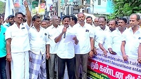 மன்னாா்குடியில் வட்ட லாரி உரிமையாளா்கள் சங்கம் சாா்பில் நடைபெற்ற ஆா்ப்பாட்டம்