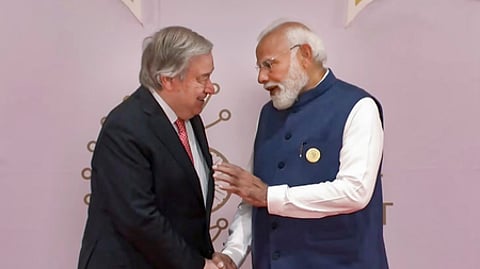 சா்வதேச ஏ.ஐ. தாக்க உச்சிமாநாட்டில் பங்கேற்பதற்காக தில்லிக்கு புதன்கிழமை வந்த ஐ.நா. பொதுச் செயலா் அன்டோனியோ குட்டெரெஸை வரவேற்ற பிரதமா் மோடி.