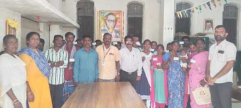 பழங்குடியினருக்கு நலவாரிய அட்டைகள்