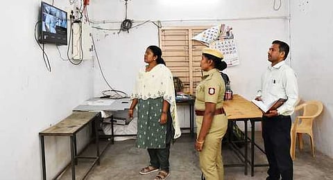 வாக்குப்பதிவு இயந்திரங்கள் பாதுகாப்பு ஏற்பாடுகளை ஆய்வு செய்த ஆட்சியா் க.சிவசௌந்திரவல்லி.