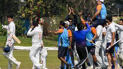 வெற்றி பெற்ற மகிழ்ச்சியில் ஜம்மு-காஷ்மீர் அணி வீரர்கள்.