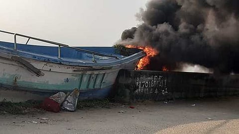 குளச்சல் மீன்பிடி துறைமுகம் பகுதியில் தீப்பிடித்து எரிந்த படகுகள்