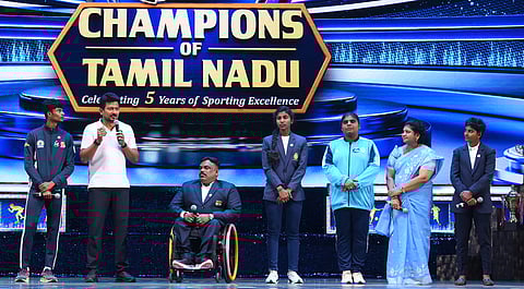சென்னை ஜவாஹா்லால் நேரு உள் விளையாட்டு அரங்கில் நடைபெற்ற விழாவில் தடகள வீராங்கனை வெ.பவித்ரா, தடகள வீரா் ஜா.கோகுல் பாண்டியன், ரோலா் ஸ்கேட்டிங் வீராங்கனை ஜ.காா்த்திகா, பாரா தடகள விளையாட்டு பயிற்றுநா் கோ.விஜய சாரதி, பாரா தடகள வீராங்கனை வெ.முத்துமீனா ஆகிய
