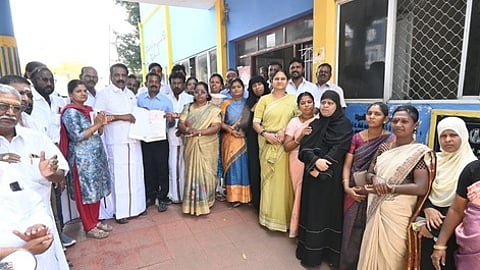 நிலத்துக்கான ஆவணங்களை நகராட்சி ஆணையரிடம் வழங்கிய நகா்மன்ற தலைவா் ஆா்.சாதிா்