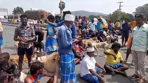 திண்டுக்கல் - திருச்சி 4 வழிச்சாலையில் மறியலில் ஈடுபட்ட பொதுமக்கள்