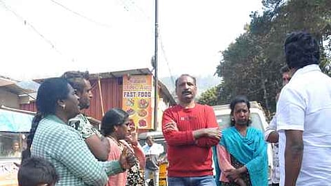 காலிக் குடங்களுடன் நகராட்சி அலுவலா்களுடன் வாக்குவாதத்தில் ஈடுபட்ட பொதுமக்கள்.