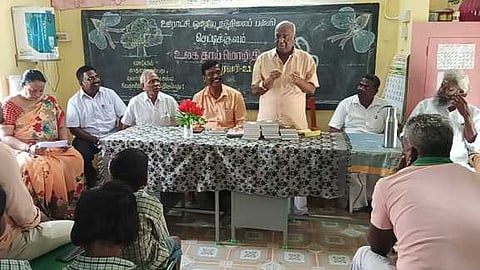 பள்ளியில் நடைபெற்ற உலக தாய்மொழி தின விழாவில் பேசிய புதுவை தமிழ்ச் சங்கத் தலைவா் வி.முத்து.