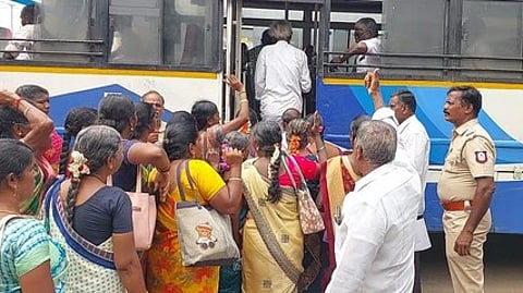 விருத்தாசலத்தில் மறியலில் ஈடுபட்ட சத்துணவு மற்றும் அங்கன்வாடி சங்க கூட்டமைப்பினரை கைது செய்து வாகனத்தில் ஏற்றும் போலீஸாா்