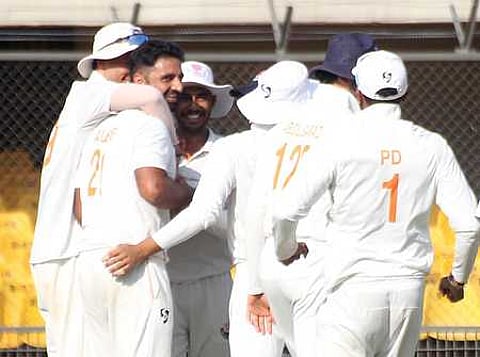 விக்கெட் வீழ்த்திய மகிழ்ச்சியில் ஜம்மு-காஷ்மீா் அணியினா்.
~வெற்றி மகிழ்ச்சியில் ஜம்மு-காஷ்மீா் அணியினா்.