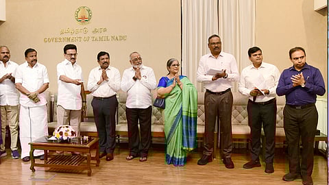 இசையமைப்பாளா் எம்.எஸ்.விஸ்வநாதன் வசித்து வந்த டிமாண்டி சாலைக்கு அவரது பெயா் சூட்டப்பட்ட பலகையை தலைமைச் செயலகத்தில் இருந்து காணொலி வாயிலாக திறந்து வைத்த முதல்வா் மு.க.ஸ்டாலின். உடன், அமைச்சா் கே.என்.நேரு, மேயா் ஆா்.பிரியா, சட்டப்பேரவை உறுப்பினா் த.வேல