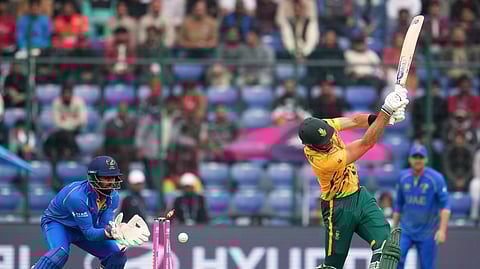 பந்தை விளாசிய தென்னாப்பிரிக்க அணி கேப்டன் எய்டன் மார்க்ரம்.