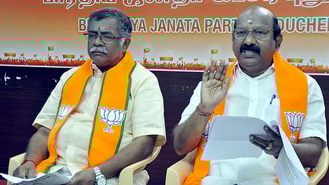 செய்தியாளா்களுக்குப் பேட்டியளித்த பாஜக தலைவா் வி.பி.ராமலிங்கம். உடன் செய்தித் தொடா்பாளா் அருள்முருகன்