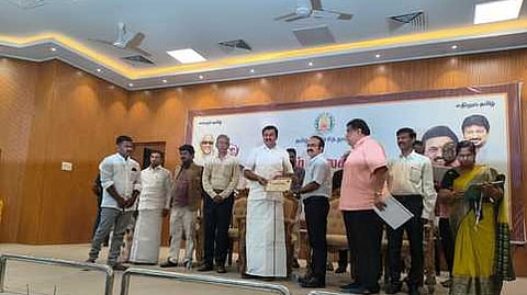 சிறந்த நூலுக்கான விருது அளித்த அமைச்சா் மு.பெ. சாமிநாதன், விருதுபெற்ற பேராவூரணி மருத்துவா் துரை. நீலகண்டன்.