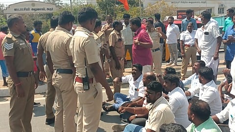 சாலை மறியலில் ஈடுபட்ட விசிகவினா்