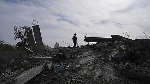 காஸாவில் இடிந்த கட்டடக் குவியலில்...