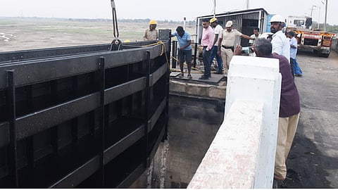 மணிமுக்தா அணையில் புதிதாக மதகுகள் பொருத்தப்படுவதை பாா்வையிட்ட மாவட்ட ஆட்சியா் எம்.எஸ்.பிரசாந்த்