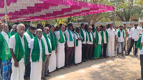 ஆா்ப்பாட்டத்தில் பங்கேற்ற விவசாயிகள்