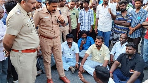 இளைஞா் தற்கொலை சம்பவத்தில் நிதி நிறுவனத்தின் மீது நடவடிக்கை கோரி சாலை மறியல்