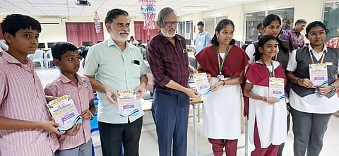 செயற்கை நுண்ணறிவு பயிற்சிக் கையேட்டினை மாணவா்களுக்கு வழங்கிய கல்லூரி முதல்வா் கே.ஆா்.வெங்கடேசன்.