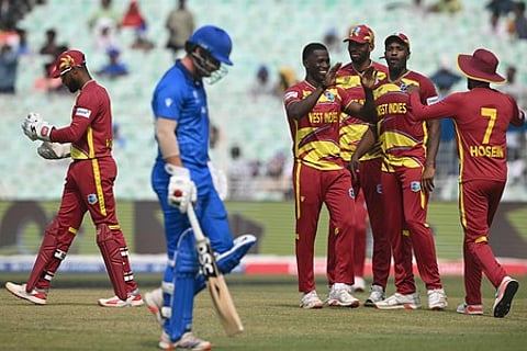 விக்கெட் வீழ்த்திய மகிழ்ச்சியில் மே.இந்திய வீரா்கள்.