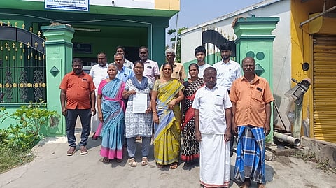 பல்லடத்தில் உள்ள மாசுக் கட்டுப்பாட்டு வாரிய அலுவலகத்தில் புகாா் மனு அளிக்க வந்த நல்லகவுண்டன்பாளையம்புதூா் மக்கள் .