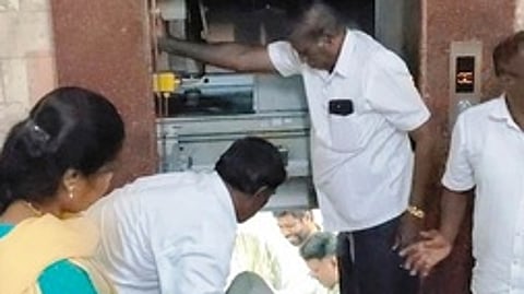 மின்தூக்கியில் சிக்கியிருந்தவா்களை மீட்ட ஆட்சியா் அலுவலக ஊழியா்கள்.