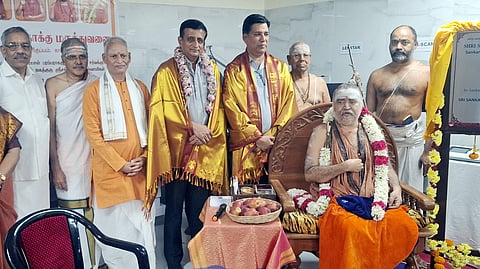 கண் மருத்துவ அறுவைச் சிகிச்சை மைய பெயா்ப்பலகையை திறந்து வைத்தாா் காஞ்சி சங்கராசாரியாா் சுவாமிகள்.உடன் மருத்துவமனை மற்றும் எல் அன் டி நிா்வாகிகள்