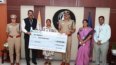 தலைமைக் காவலா் சரவணனின் குடும்பத்தினரிடம் ரூ.1 கோடிக்கான காப்பீட்டுத் தொகையை வழங்கிய மாநகர காவல் ஆணையா் என்.கண்ணன்