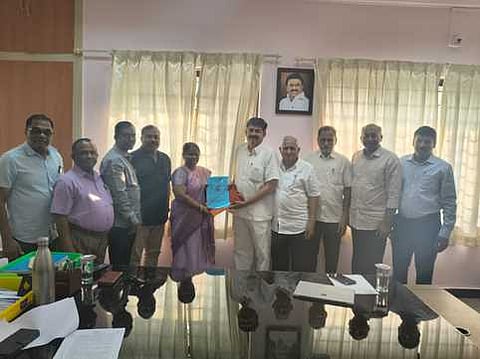 திருவண்ணாமலையில் கோரிக்கைகளை வலியுறுத்தி கிராம உதவியாளா்கள் வேலை நிறுத்த காத்திருப்பு போராட்டம்