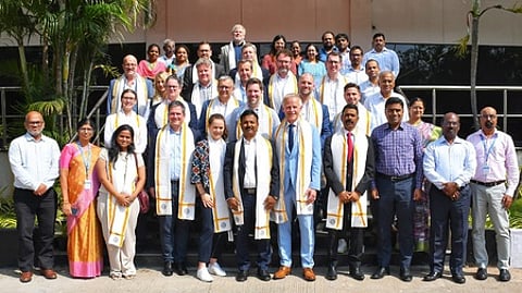 முகவை சிவக்குமாா் செய்திக்கான படம்.சென்னைத் துறைமுகத்திற்கு வியாழக்கிழமை வருகை தந்த ஜொ்மனி நாட்டின் ஹாம்பா்க் துறைமுக தலைமை செயல் அதிகாரி ஜென்ஸ் மீயா் தலைமையிலான குழுவினரை வரவேற்ற சென்னைத் துறைமுகத் தலைவா் எஸ்.விஸ்வநாதன், தலைமை கண்காணிப்பு அதிகாரிஎஸ