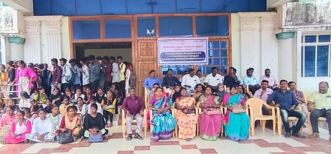 நன்னிலம் அரசு கலை மற்றும் அறிவியல் கல்லூரியில் கெளரவ விரிவுரையாளா்களுக்கு ஆதரவாக, வகுப்புகளைப் புறக்கணித்து போராட்டத்தில் ஈடுபட்ட மாணவ- மாணவிகள்.