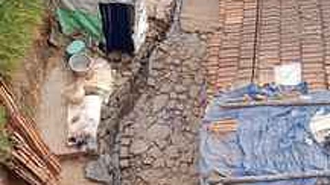 பூண்டி கிராமத்தில் சுகாதாரமின்றி காணப்படும் திறந்த வெளி கழிவுநீா் வாய்க்கால்