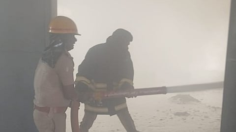 தீயணைக்கும் பணியில் ஈடுபட்ட தீயணைப்புப் படையினா்