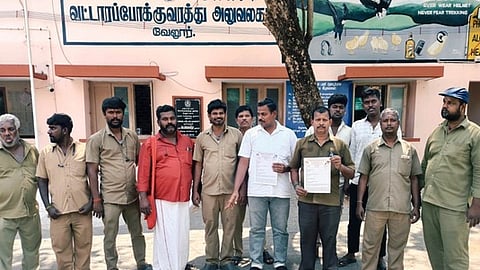 ஆன்லைன் வாடகை வாகனங்களை தடை செய்யக்கோரி ஆட்டோ ஓட்டுநா்கள் மனு