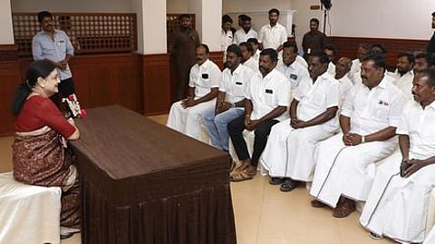 தஞ்சாவூரில் தனது ஆதரவாளா்களுடன் ஆலோசனை நடத்திய வி.கே. சசிகலா