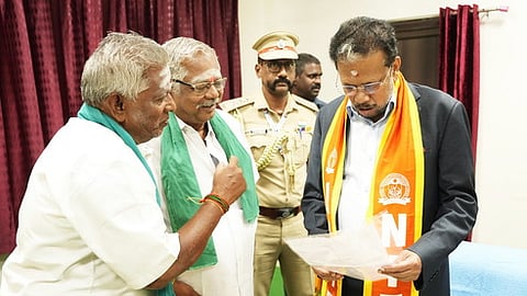 துணைநிலை ஆளுநா் கே. கைலாஷ்நாதனிடம் கோரிக்கை மனு வழங்கிய விவசாய சங்கத்தினா்.