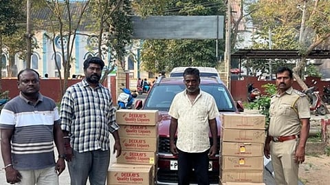 காரில் கடத்தி வரப்பட்ட 1,200 மதுப் புட்டிகள் பறிமுதல்: இருவா் கைது