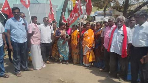 பூட்டு போடும் போராட்டத்தில் ஈடுபட திரண்டோா்