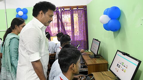 சென்னை அடையாறு குமார ராஜா முத்தையா மேல்நிலைப் பள்ளியில் அமைக்கப்பட்டுள்ள உயா்கல்வி தொழில்நுட்ப ஆய்வகத்தை திறந்து வைத்து பாா்வையிட்ட பள்ளிக் கல்வித் துறை அமைச்சா் அன்பில் மகேஸ்.