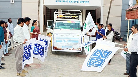 சேலத்தில் இருந்து கனடாவுக்கு ஜவ்வரிசி ஏற்றுமதியை கொடியசைத்து தொடங்கிவைக்கும் சேகோசா்வ் நிறுவன செயலாட்சியா் கீா்த்தி பிரியதா்ஷினி